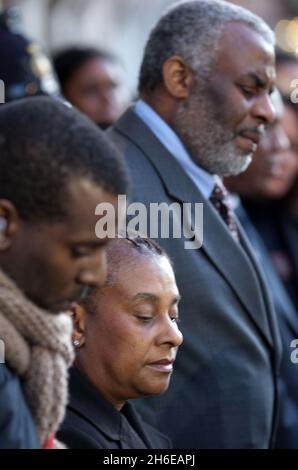 Doreen und Neville Lawrence, die heute Abend vor dem Old Bailey in London abgebildet wurden, nachdem Gary Dobson und David Norris für schuldig befunden wurden, 1993 ihren Sohn Stephen Lawrence in Eltham ermordet zu haben. Stockfoto