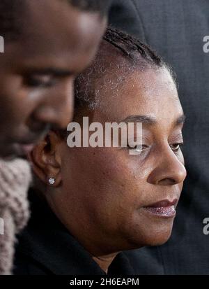 Doreen Lawrence stellte sich heute Abend vor dem Old Bailey in London vor, nachdem Gary Dobson und David Norris für schuldig befunden wurden, 1993 ihren Sohn Stephen Lawrence in Eltham ermordet zu haben. Stockfoto