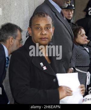 Doreen Lawrence stellte sich heute Abend vor dem Old Bailey in London vor, nachdem Gary Dobson und David Norris für schuldig befunden wurden, 1993 ihren Sohn Stephen Lawrence in Eltham ermordet zu haben. Stockfoto