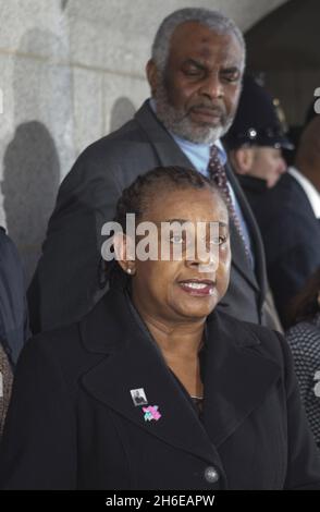 Doreen und Neville Lawrence, die heute Abend vor dem Old Bailey in London abgebildet wurden, nachdem Gary Dobson und David Norris für schuldig befunden wurden, 1993 ihren Sohn Stephen Lawrence in Eltham ermordet zu haben. Stockfoto