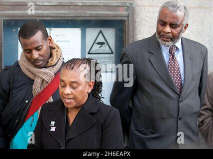 Doreen und Neville Lawrence, die heute Abend vor dem Old Bailey in London abgebildet wurden, nachdem Gary Dobson und David Norris für schuldig befunden wurden, 1993 ihren Sohn Stephen Lawrence in Eltham ermordet zu haben. Stockfoto