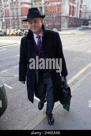 Ian Hislop, Herausgeber von Private Eye, verlässt die Royal Courts of Justice in London, nachdem er bei der Leveson-Untersuchung Beweise für Pressestandards vorgelegt hatte. Stockfoto