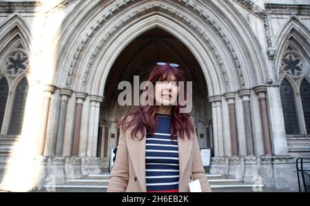 Janis Sharp die Mutter von Gary McKinnon steht heute vor dem High Court in London. Die Richter versuchen, den Auslieferungsfall des Computerhackers nach Sorgen um seine Gesundheit zu beschleunigen. Stockfoto