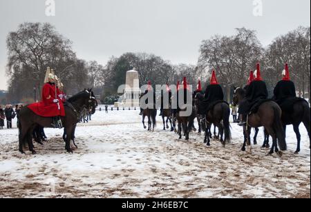 London Snow – der Wachwechsel im Schnee bei der Horse Guards Parade im Zentrum von London heute Morgen. Stockfoto