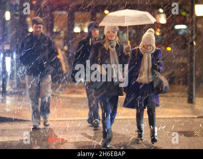 Letzte Nacht fiel Schnee auf der Millennium-Brücke neben der St. Paul's Cathedral in London Stockfoto