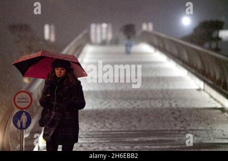 Letzte Nacht fiel Schnee auf der Millennium-Brücke neben der St. Paul's Cathedral in London Stockfoto