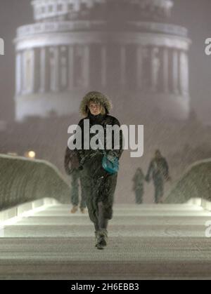 Letzte Nacht fiel Schnee auf der Millennium-Brücke neben der St. Paul's Cathedral in London Stockfoto