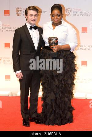 Daniel Radcliffe (L) und die Gewinnerin der besten Nebendarstellerin Octavia Spencer posieren im Presseraum der Orange British Academy Film Awards 2012 im Royal Opera House Stockfoto