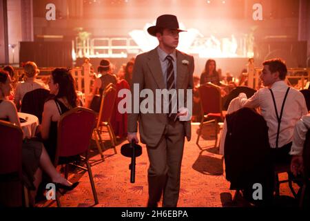 Future Cinema hat den Hit BUGSY MALONE in die fabelhafte Troxy in East London zurückgebracht. Fans sind eingeladen, in die Welt der Prohibition-Ära Chicago einzutreten, während Fat Sam eine alles singende, tanzende Extravaganz präsentiert. Es gibt Cola-Schwimmer, Boxen, tanzende Mädchen, Gangster und Pudding Pie werfen eine Menge. Stockfoto