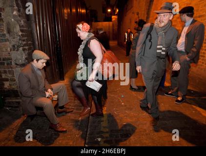 Future Cinema hat den Hit BUGSY MALONE in die fabelhafte Troxy in East London zurückgebracht. Fans sind eingeladen, in die Welt der Prohibition-Ära Chicago einzutreten, während Fat Sam eine alles singende, tanzende Extravaganz präsentiert. Es gibt Cola-Schwimmer, Boxen, tanzende Mädchen, Gangster und Pudding Pie werfen eine Menge. Stockfoto