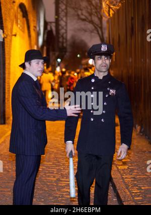 Future Cinema hat den Hit BUGSY MALONE in die fabelhafte Troxy in East London zurückgebracht. Fans sind eingeladen, in die Welt der Prohibition-Ära Chicago einzutreten, während Fat Sam eine alles singende, tanzende Extravaganz präsentiert. Es gibt Cola-Schwimmer, Boxen, tanzende Mädchen, Gangster und Pudding Pie werfen eine Menge. Stockfoto