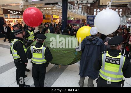 Occupy London inszeniert einen friedlichen Mayday-Protest im Bahnhof Liverpool Street in London. Stockfoto