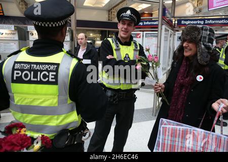 Occupy London inszeniert einen friedlichen Mayday-Protest im Bahnhof Liverpool Street in London. Stockfoto