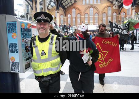 Occupy London inszeniert einen friedlichen Mayday-Protest im Bahnhof Liverpool Street in London. Stockfoto