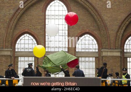 Occupy London inszeniert einen friedlichen Mayday-Protest im Bahnhof Liverpool Street in London. Stockfoto