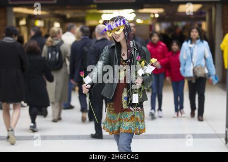 Occupy London inszeniert einen friedlichen Mayday-Protest im Bahnhof Liverpool Street in London. Stockfoto