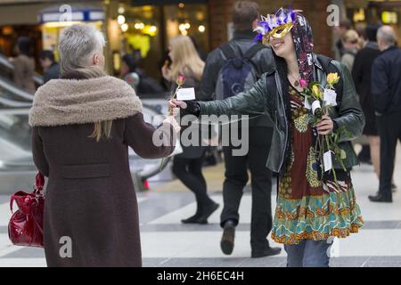 Occupy London inszeniert einen friedlichen Mayday-Protest im Bahnhof Liverpool Street in London. Stockfoto