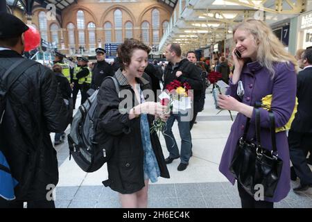 Occupy London inszeniert einen friedlichen Mayday-Protest im Bahnhof Liverpool Street in London. Stockfoto