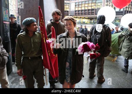 Occupy London inszeniert einen friedlichen Mayday-Protest im Bahnhof Liverpool Street in London. Stockfoto