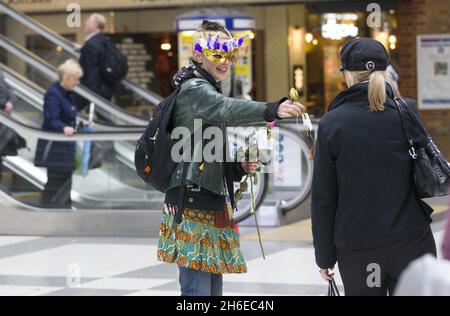 Occupy London inszeniert einen friedlichen Mayday-Protest im Bahnhof Liverpool Street in London. Stockfoto