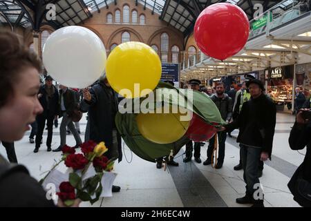 Occupy London inszeniert einen friedlichen Mayday-Protest im Bahnhof Liverpool Street in London. Stockfoto