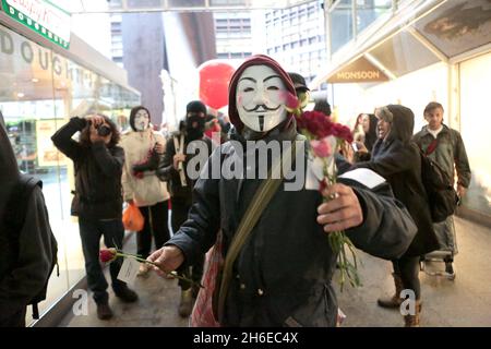 Occupy London inszeniert einen friedlichen Mayday-Protest im Bahnhof Liverpool Street in London. Stockfoto