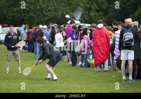 Tennisfans bereiten sich während des 2. Tages in Wimbledon auf das Spiel auf dem Andy Murrays Center Court vor. Stockfoto