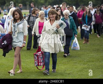 Tennisfans bereiten sich während des 2. Tages in Wimbledon auf das Spiel auf dem Andy Murrays Center Court vor. Stockfoto