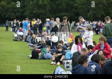 Tennisfans bereiten sich während des 2. Tages in Wimbledon auf das Spiel auf dem Andy Murrays Center Court vor. Stockfoto