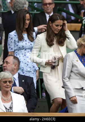 Kate und Pippa Middleton werden am heutigen Nachmittag beim Wimbledon-Finale der Männer zwischen Andy Murray und Roger Federer abgebildet Stockfoto