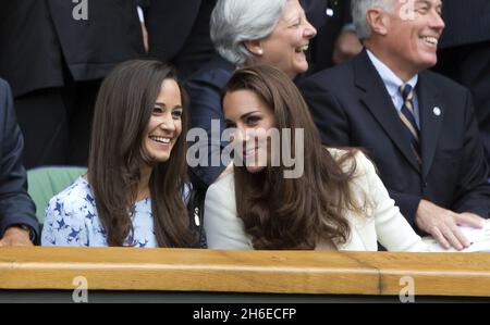 Kate und Pippa Middleton werden am heutigen Nachmittag beim Wimbledon-Finale der Männer zwischen Andy Murray und Roger Federer abgebildet Stockfoto