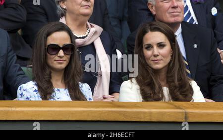 Kate und Pippa Middleton werden am heutigen Nachmittag beim Wimbledon-Finale der Männer zwischen Andy Murray und Roger Federer abgebildet Stockfoto