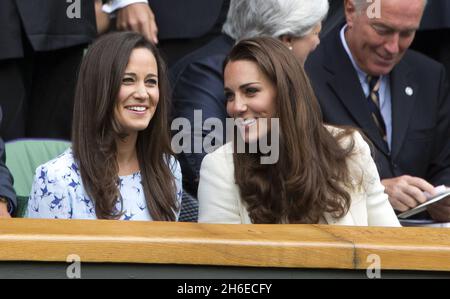 Kate und Pippa Middleton werden am heutigen Nachmittag beim Wimbledon-Finale der Männer zwischen Andy Murray und Roger Federer abgebildet Stockfoto