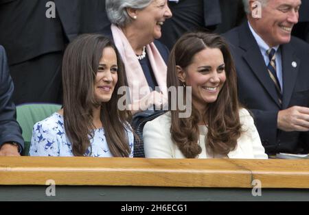 Kate und Pippa Middleton werden am heutigen Nachmittag beim Wimbledon-Finale der Männer zwischen Andy Murray und Roger Federer abgebildet Stockfoto