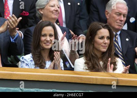 Kate und Pippa Middleton werden am heutigen Nachmittag beim Wimbledon-Finale der Männer zwischen Andy Murray und Roger Federer abgebildet Stockfoto