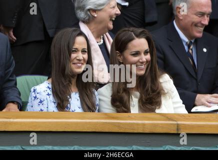 Kate und Pippa Middleton werden am heutigen Nachmittag beim Wimbledon-Finale der Männer zwischen Andy Murray und Roger Federer abgebildet Stockfoto