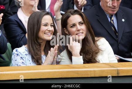 Kate und Pippa Middleton werden am heutigen Nachmittag beim Wimbledon-Finale der Männer zwischen Andy Murray und Roger Federer abgebildet Stockfoto