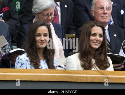 Kate und Pippa Middleton werden am heutigen Nachmittag beim Wimbledon-Finale der Männer zwischen Andy Murray und Roger Federer abgebildet Stockfoto