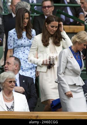 Kate und Pippa Middleton werden am heutigen Nachmittag beim Wimbledon-Finale der Männer zwischen Andy Murray und Roger Federer abgebildet Stockfoto