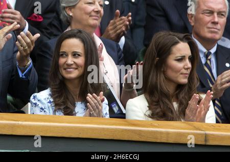 Kate und Pippa Middleton werden am heutigen Nachmittag beim Wimbledon-Finale der Männer zwischen Andy Murray und Roger Federer abgebildet Stockfoto