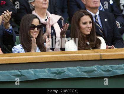 Kate und Pippa Middleton werden am heutigen Nachmittag beim Wimbledon-Finale der Männer zwischen Andy Murray und Roger Federer abgebildet. Stockfoto