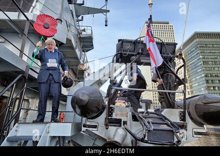 Der Bürgermeister von London, Boris Johnson, ist an Bord des Schiffes HMS Severn am South Quay, um den bisher größten Mohn-Tag in London zu starten. Stockfoto