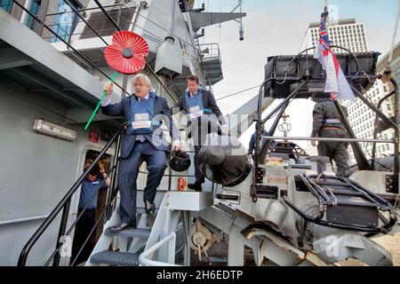 Der Bürgermeister von London, Boris Johnson, ist an Bord des Schiffes HMS Severn am South Quay, um den bisher größten Mohn-Tag in London zu starten. Stockfoto