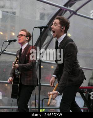Tom Fletcher und Danny Jones von McFly treten beim Start des American Express Shop West End VIP Day, London, auf, bei dem Oxford Street und Regent Street verkehrsfrei laufen, am bisher größten Einkaufswochenende des Jahres, das offiziell den Beginn der Weihnachts-Shopping-Saison markiert. Familien waren im West End in Kraft und machten das Beste aus den Einkaufs- und Unterhaltungsmöglichkeiten, mit Mode, Accessoires, Spielzeug und Geschenken, die sich alle gut verkauften. Stockfoto