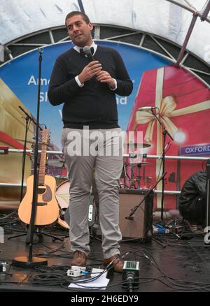 James 'Arg' Argent aus dem einzigen Weg ist Essex bei Superdrug, der am American Express VIP Shopping Day teilnimmt, da Oxford Street und Regent Street verkehrsfrei gehen, am bisher größten Einkaufswochenende des Jahres, das offiziell den Beginn der Weihnachts-Shopping-Saison markiert. Familien waren im West End in Kraft und machten das Beste aus den Einkaufs- und Unterhaltungsmöglichkeiten, mit Mode, Accessoires, Spielzeug und Geschenken, die sich alle gut verkauften. Stockfoto