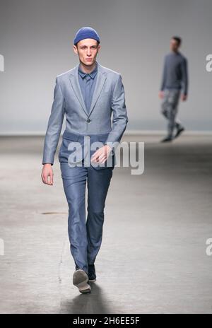 Ein Model auf der Startbahn auf der Richard Nicoll Laufsteg Show auf der Mens London Fashion Week. Stockfoto