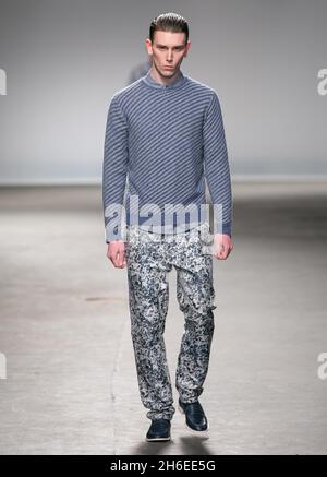 Ein Model auf der Startbahn auf der Richard Nicoll Laufsteg Show auf der Mens London Fashion Week. Stockfoto