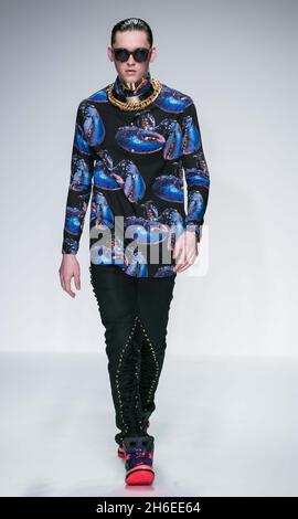 Ein Modell auf dem Laufsteg bei der Modeschau Katie Eary, die im Rahmen von London Collections: Men im Hospital Club im Zentrum von London stattfindet. Stockfoto