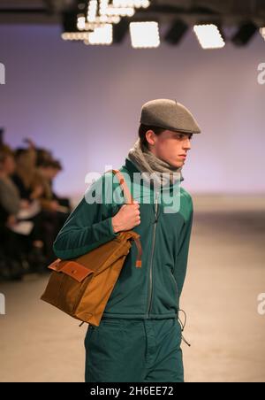 Während der YMC Catwalk Show auf der Mens London Fashion Week läuft ein Model den Catwalk entlang. Stockfoto