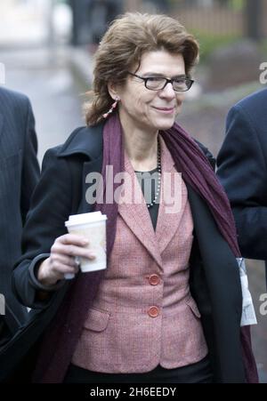 Chris Huhnes Ex-Frau Vicky Pryce kommt heute am Southwark Crown Court an.der ehemalige Kabinettsminister hat nun sein Amt als Parlamentsabgeordneter aufgegeben, nachdem er sich schuldig gemacht hatte, den Kurs der Justiz zu vereidigen. Stockfoto